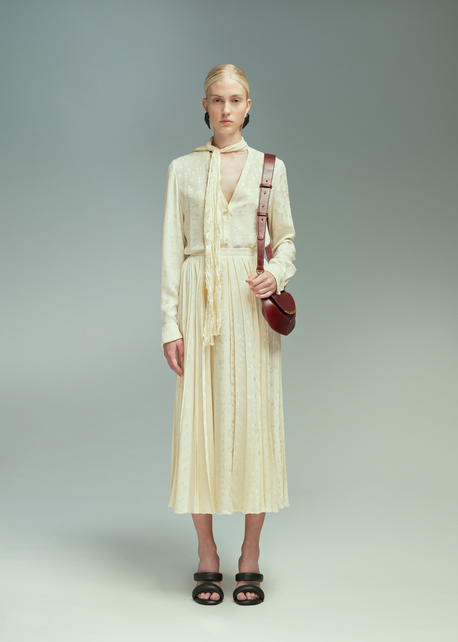 DEL CORE: V-NECK SHIRT WITH TREEBARK PLEATED SCARF