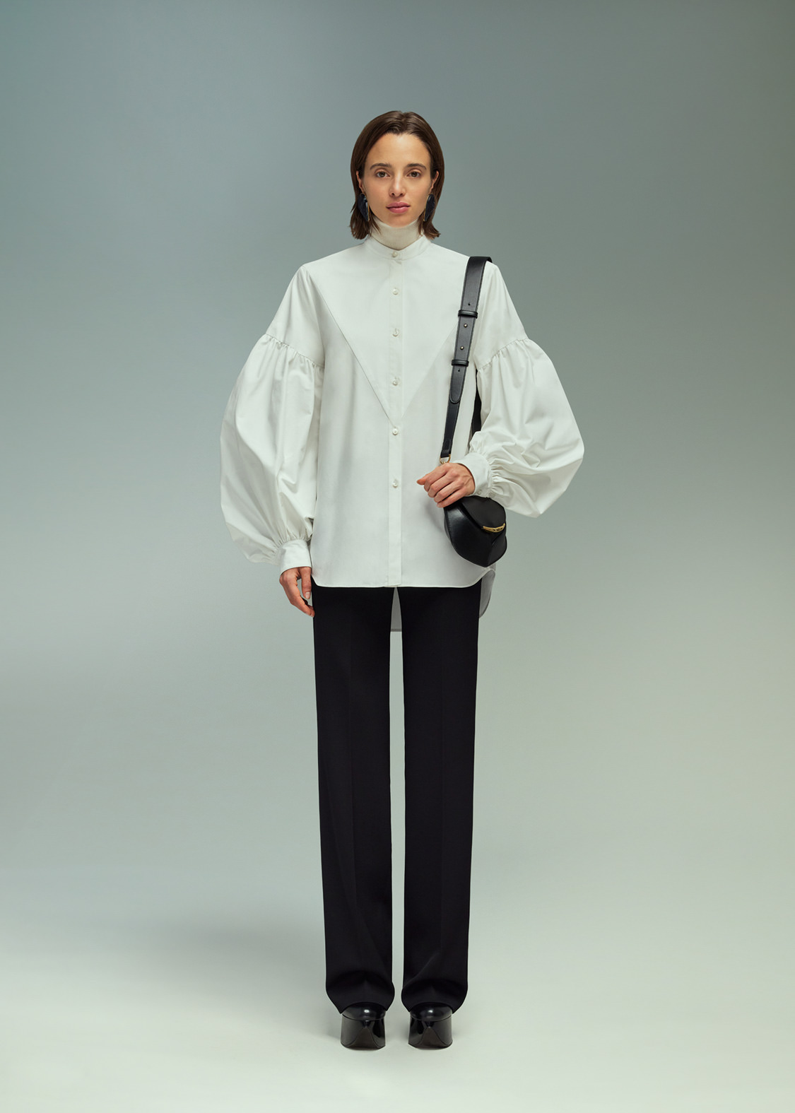 DEL CORE: BALLOON SLEEVE SHIRT WITH TRIANGULAR PLASTRON IN PIQUE