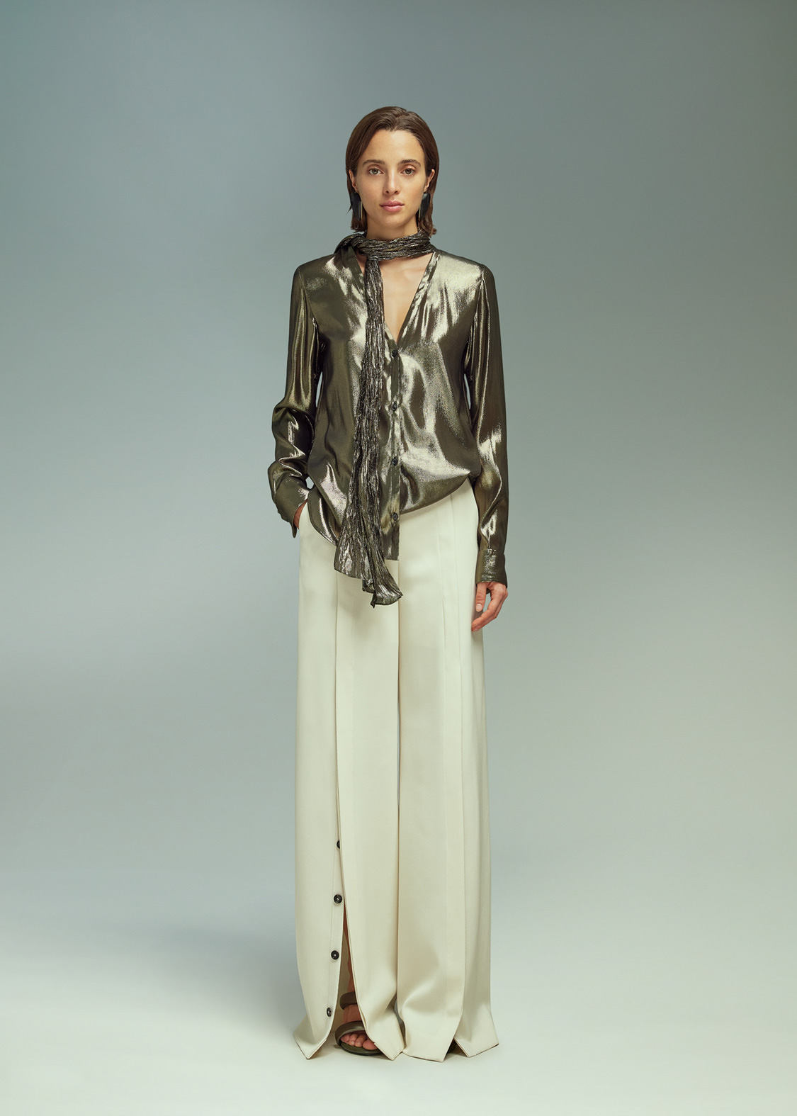 DEL CORE V-NECK SHIRT WITH TREEBARK PLEATED SCARF