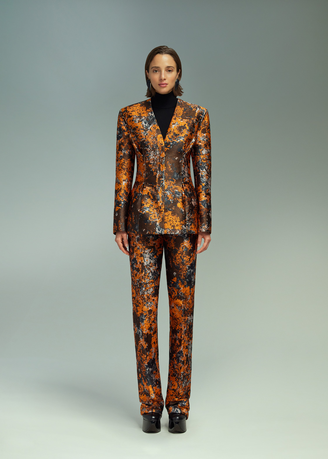DEL CORE: TAILORED V-NECK JACKET WITH MUSHROOM HOOKS