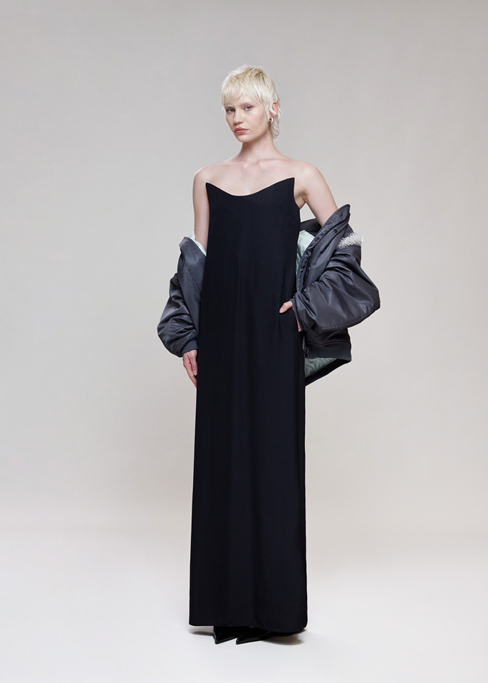 DEL CORE: ABITO BUSTIER IN ENVERS SATIN CON FIT DRITTO E ARRICCIATURA SUL DIETRO