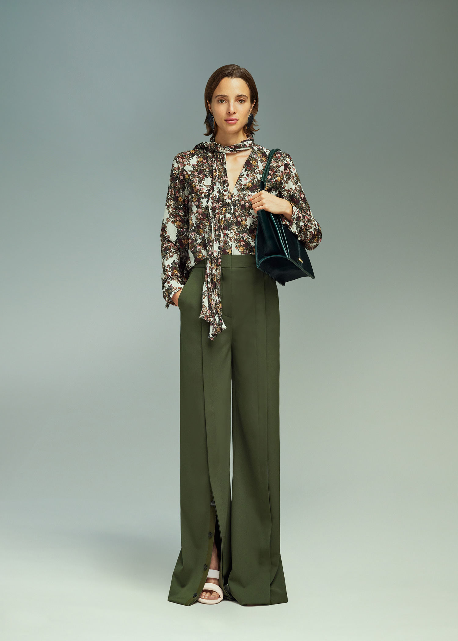 DEL CORE: V-NECK SHIRT WITH TREEBARK PLEATED SCARF