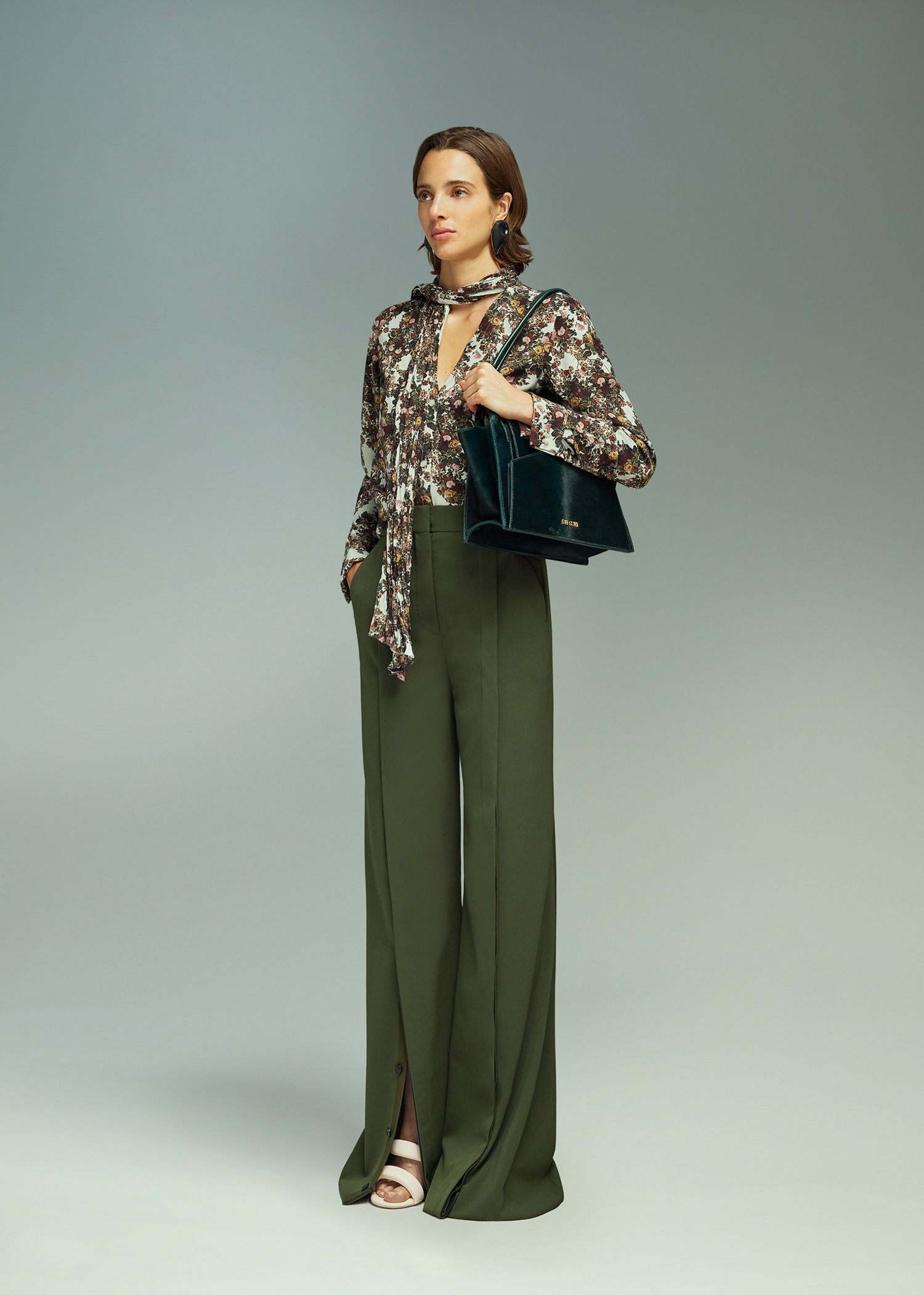 DEL CORE: V-NECK SHIRT WITH TREEBARK PLEATED SCARF