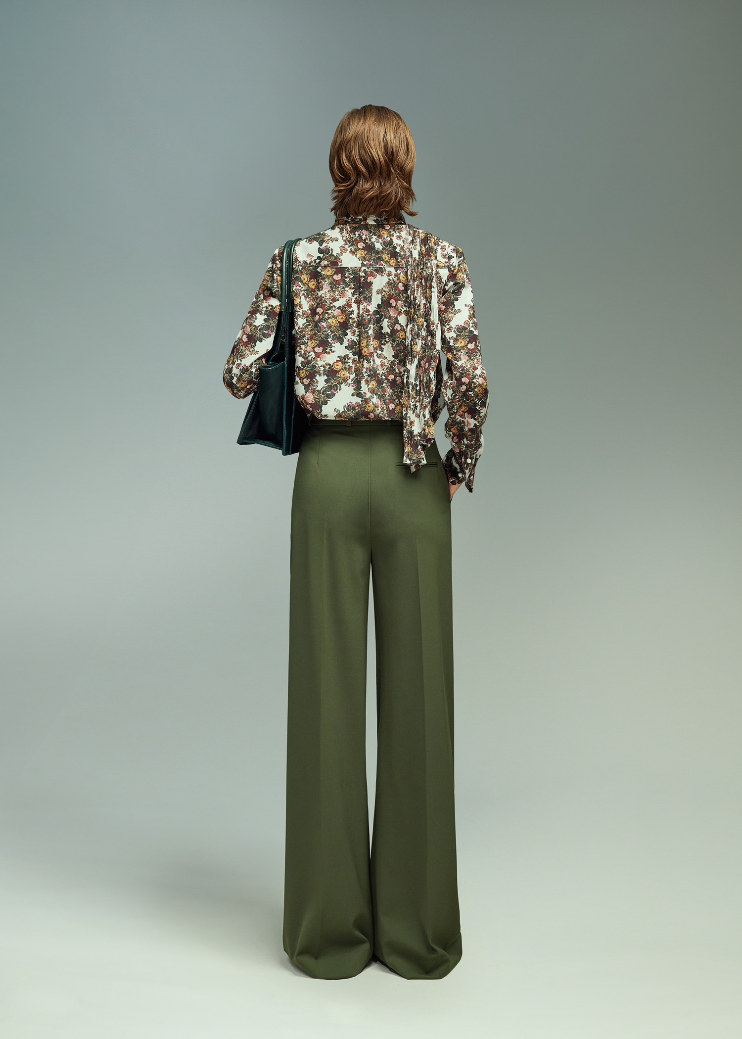 DEL CORE: V-NECK SHIRT WITH TREEBARK PLEATED SCARF