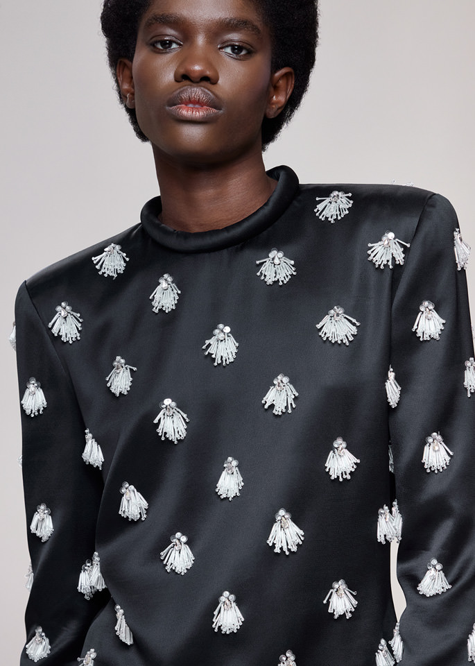DEL CORE: LONGSLEEVE TOP WITH PADDEDNECKLINE DETAIL AND ALL OVER EMBROIDERY