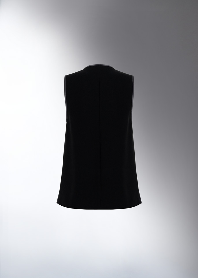 DEL CORE: EMBROIDERED V-NECK TOP WITH BORDER DETAIL