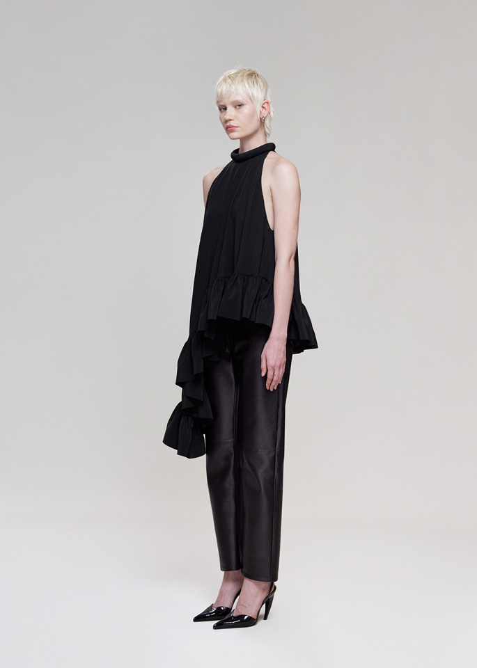 DEL CORE: TOP IN CREPE DE CHINE CON SCOLLO ALL' AMERICANA E VOLANT